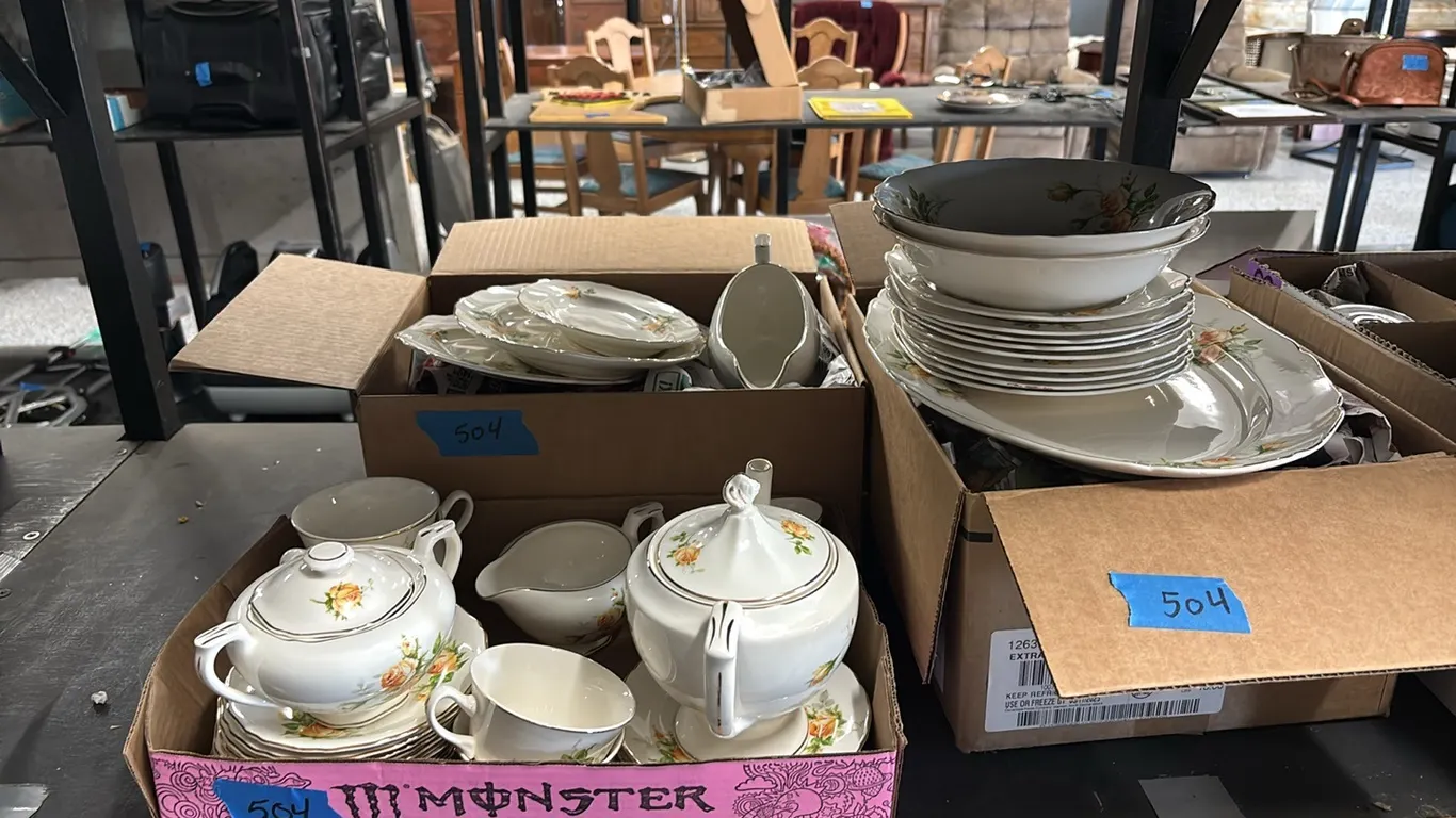 3 BOXES THE HALLMARK CONONSBERG GOLDEN ERA YELLOW ROSE LARGE CHINA SET
