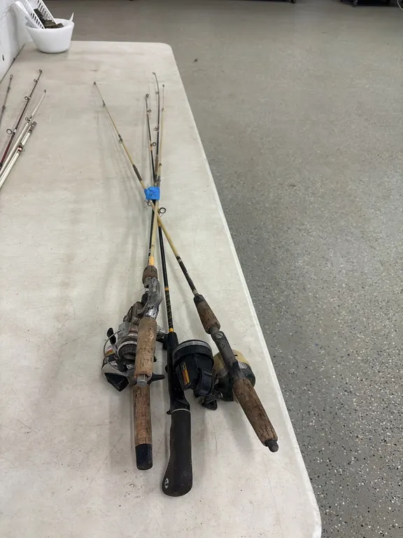 4 FISHING RODS WITH REELS