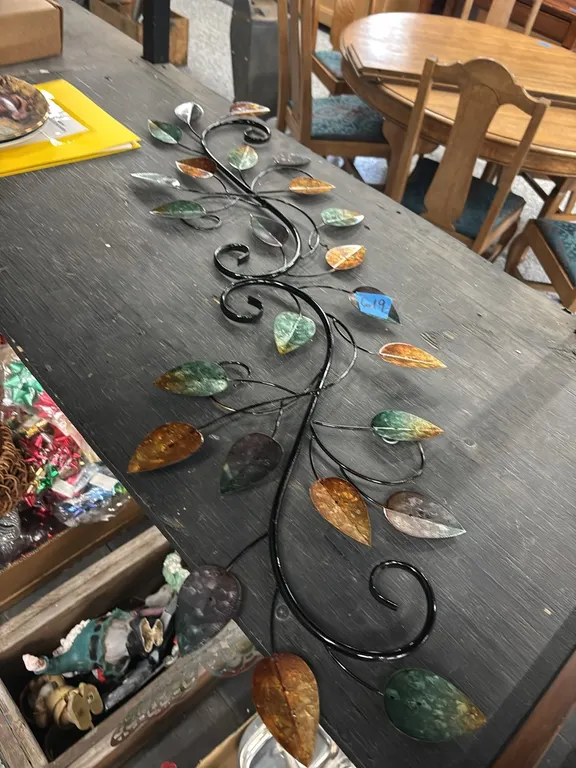 METAL VINE WITH LEAVES WALL DECORATION