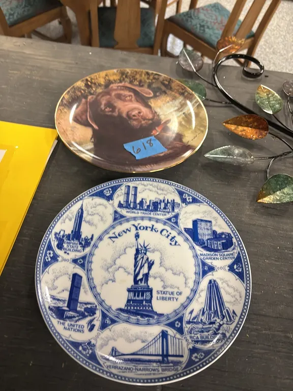 2 DECORATIVE PLATES