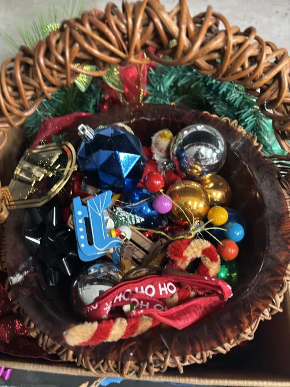 2 BOXES BOWS-ORNAMENTS-GARLAND