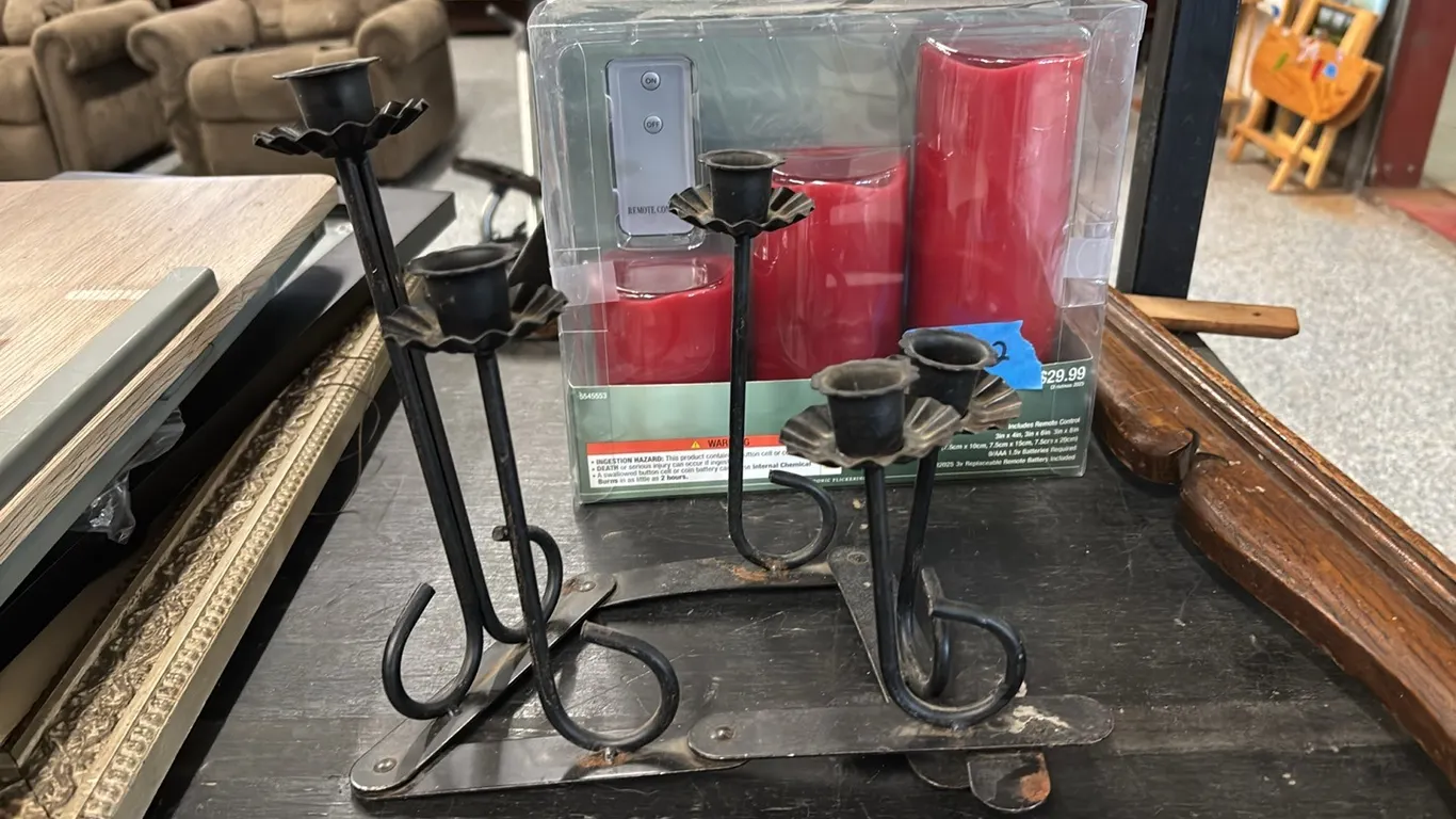 3 FLAMELESS CANDELS WITH REMOTE NEW IN PACKAGE-TAPERED CANDLE HOLDER