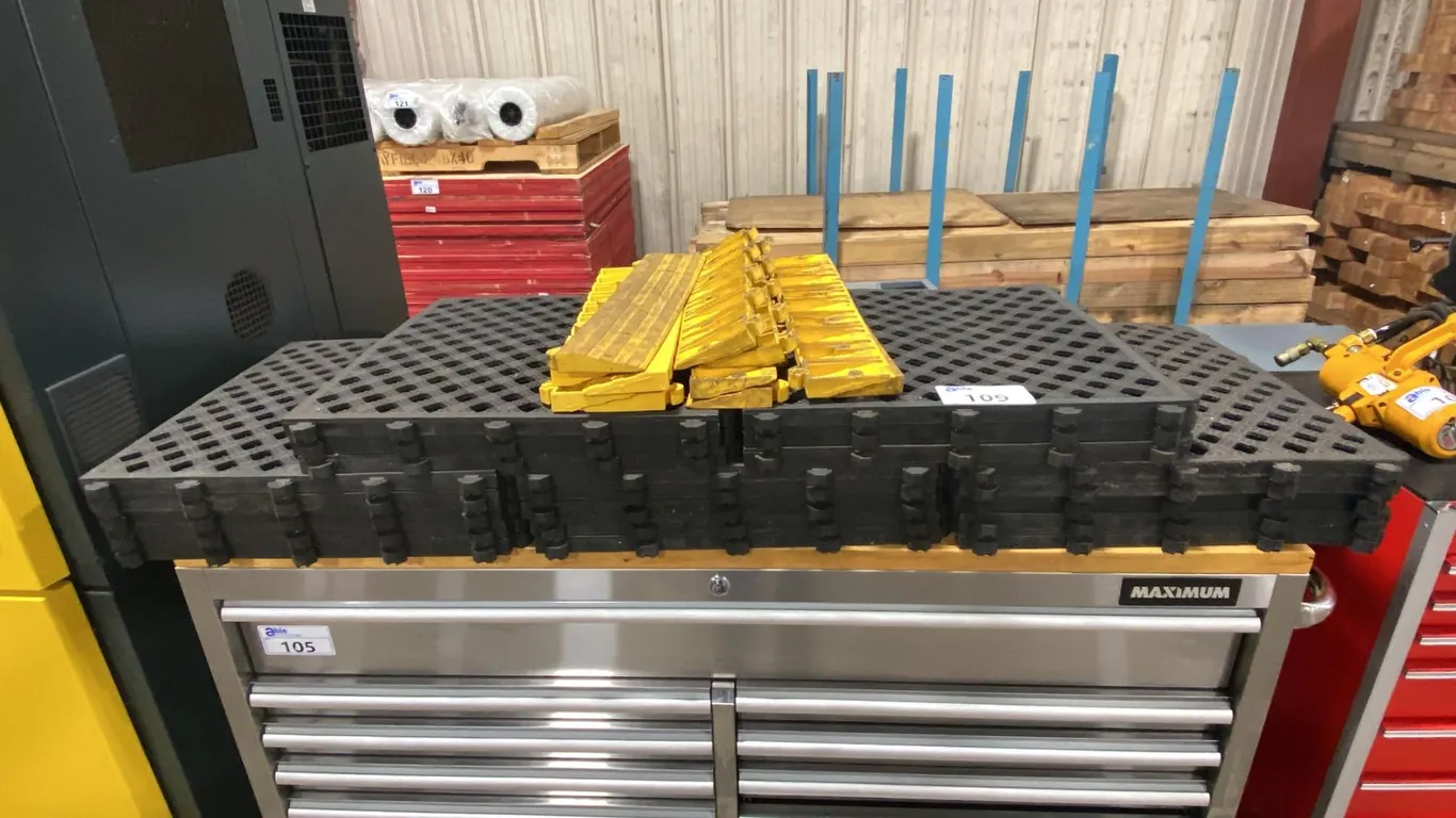 21 HEAVY DUTY INTERLOCKING 20" X 20" RUBBER FLOOR PROTECTION MATS WITH EDGE CONNECTORS