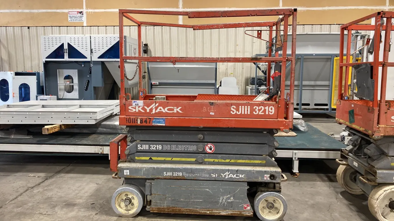 SKYJACK SJIII 3219 COMPACT ELECTRIC SCISSOR LIFT WITH 550LB PLATFORM CAPACITY, 19' MAX PLATFORM
