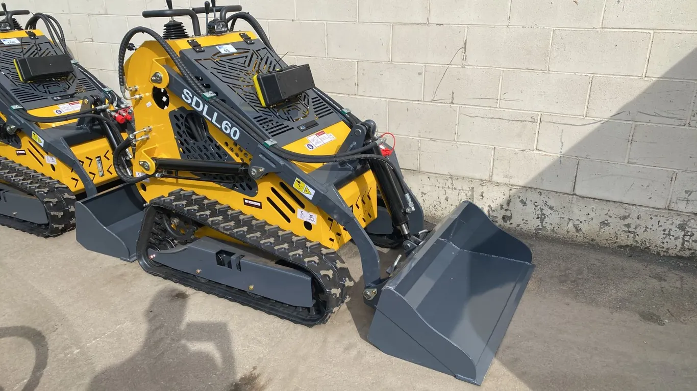 DLANCH SDLL60 YELLOW GAS POWERED MINI STAND ON SKID STEER WITH 7" RUBBER TRACKS & TOOLBOX