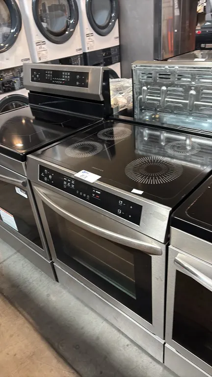 FRIGIDAIRE CORE FCFI308CASC INDUCTION RANGE, 30-INCH, 5.3 CU. FT., FAN CONVECTION, LEFT BRIDGE