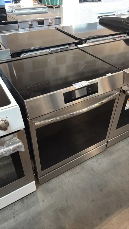 FRIGIDAIRE GALLERY GCFI307CBFB INDUCTION RANGE, 30-INCH, 6.2 CU. FT., STONE-BAKED PIZZA MODE