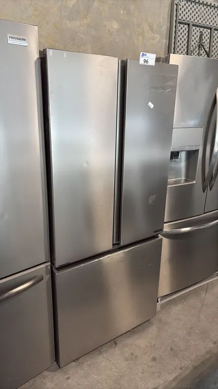 HISENSE RF21A3FSE STAINLESS STEEL 20.8 CU FT SPACE-SAVING FULL-DEPTH FRENCH DOOR REFRIGERATOR