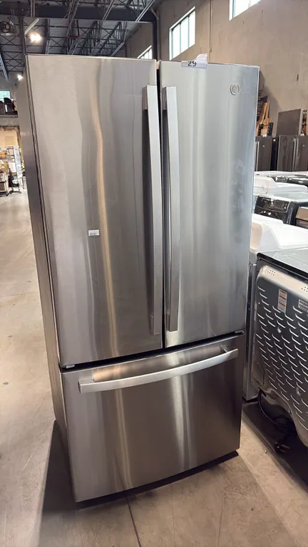 GE GWE19JYLGFFS FRENCH DOOR REFRIGERATOR, 18.6 CU. FT., COUNTER-DEPTH, INTERNAL WATER, WHITE FINISH