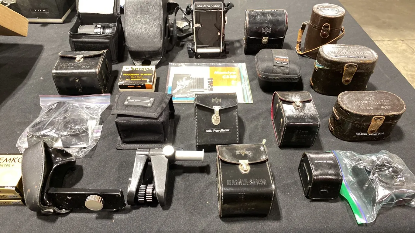 MAMIYA C330 PROFESSIONAL F FULLY MECHANICAL MEDIUM-FORMAT TWIN-LENS REFLEX (TLR) FILM CAMERA SET