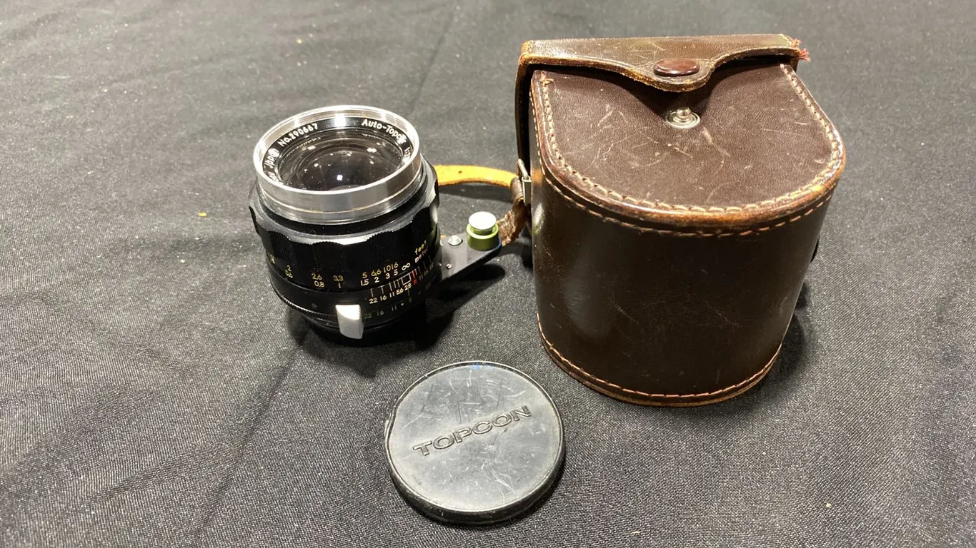 AUTO-TOPCOR 35MM F/2.8 CAMERA LENS WITH CASE