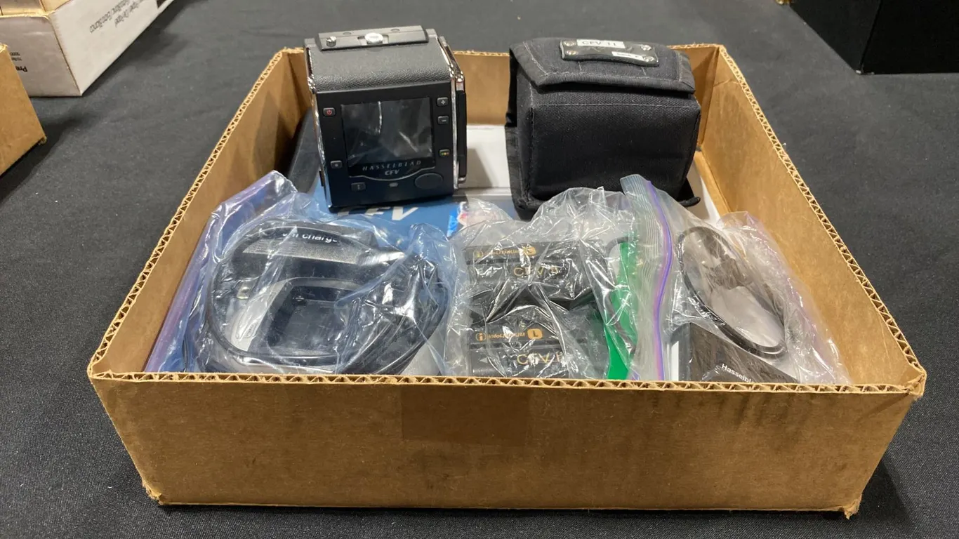 HASSELBLAD CFV SERIES MODULAR, DETACHABLE MEDIUM FORMAT DIGITAL BACK WITH CHARGER,