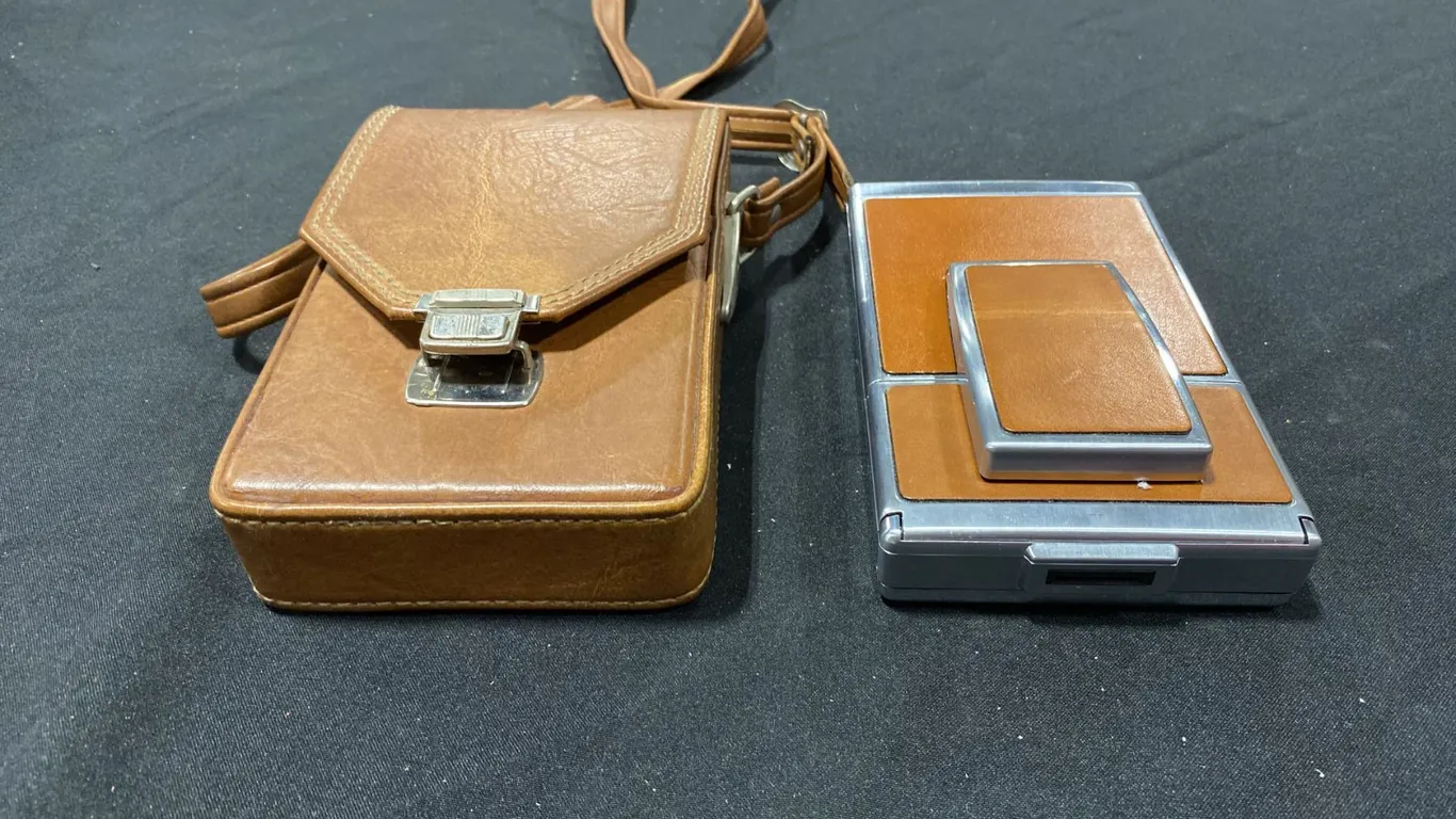 POLAROID SX-70 LAND CAMERA WITH LEATHER CASE (TAN & CHROME)