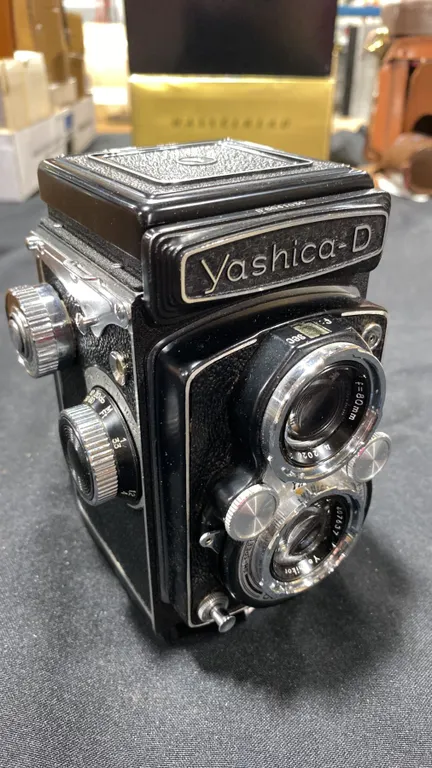 YASHICA D TWIN-LENS REFLEX (TLR) 6X6 FILM CAMERA WITH YASHIKOR 1:3.5/80MM LENS