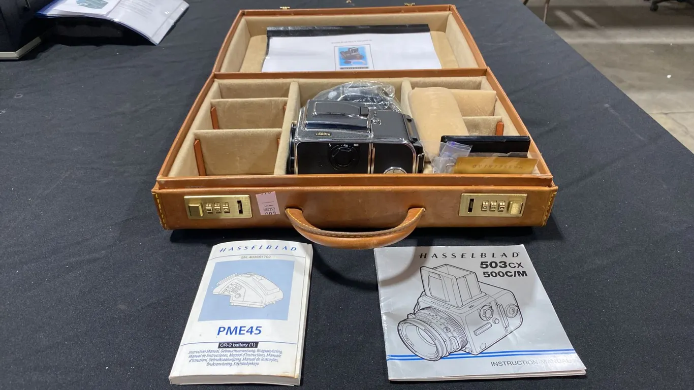 HASSELBLAD 503 CX MODULAR, MEDIUM-FORMAT SLR FILM CAMERA SET IN CASE