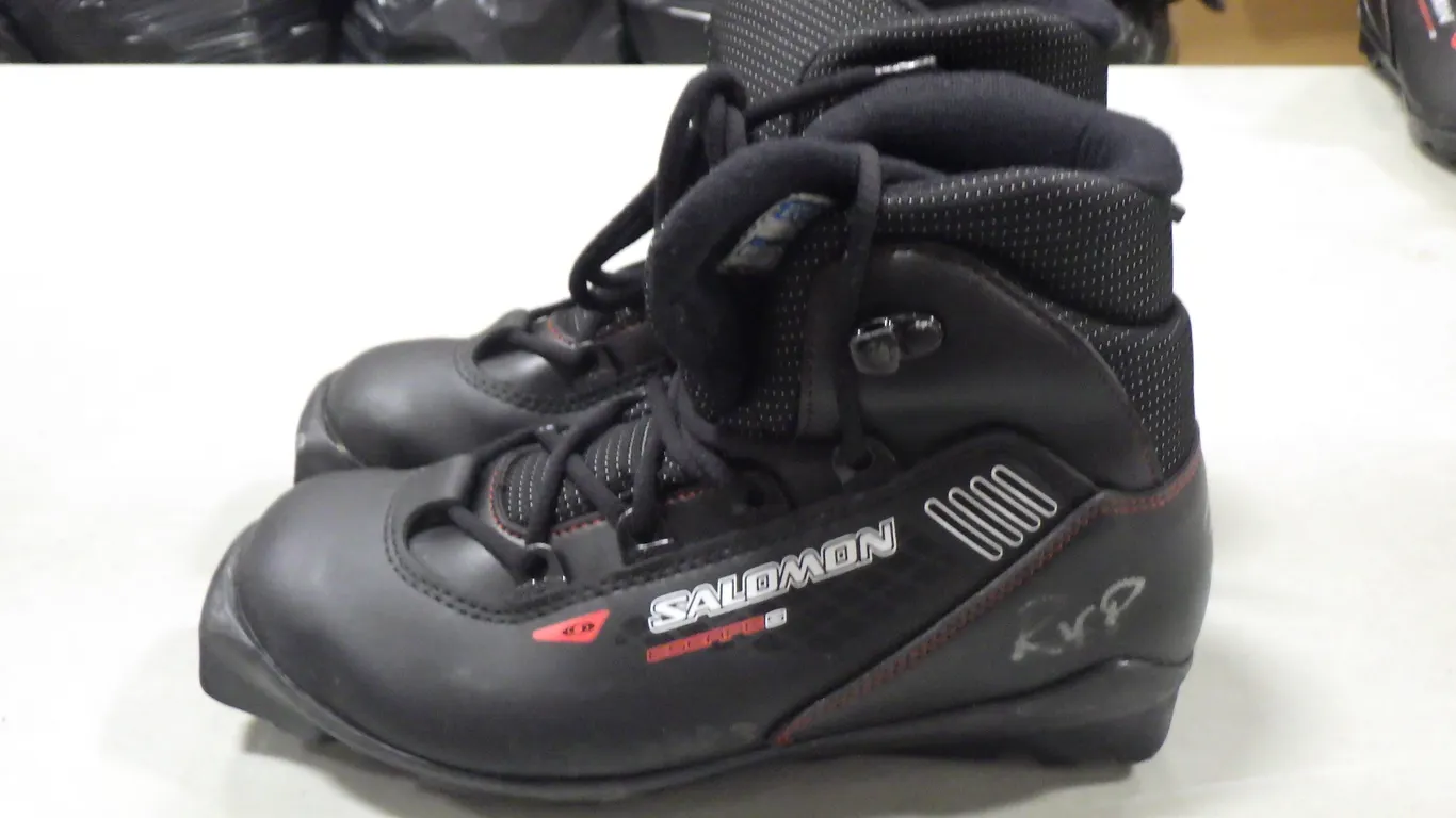 Salomon Escape 5 Cross-country ski boot (size 4) Salomon Escape 5