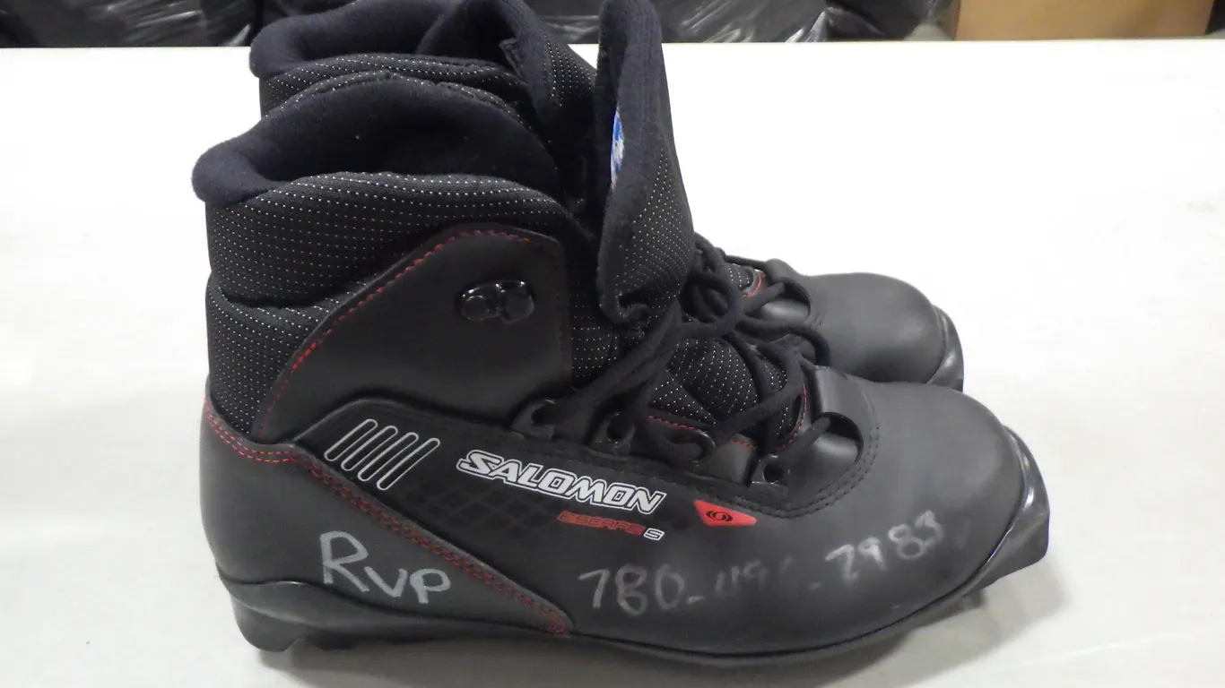 Salomon Escape 5 Cross-country ski boot (size 7) ***Top Shoe Lace Hook Missing*** Salomon Escape 5