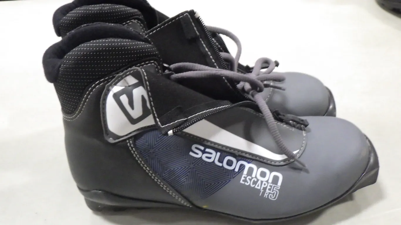 Salomon Escape 5TR Cross-country ski boot (size 7) Salomon Escape 5TR