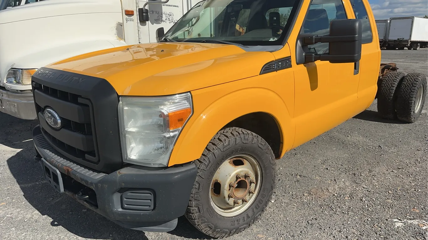 2011 Ford F-350 XL Super Duty Dually Cab and Chassis 4x2