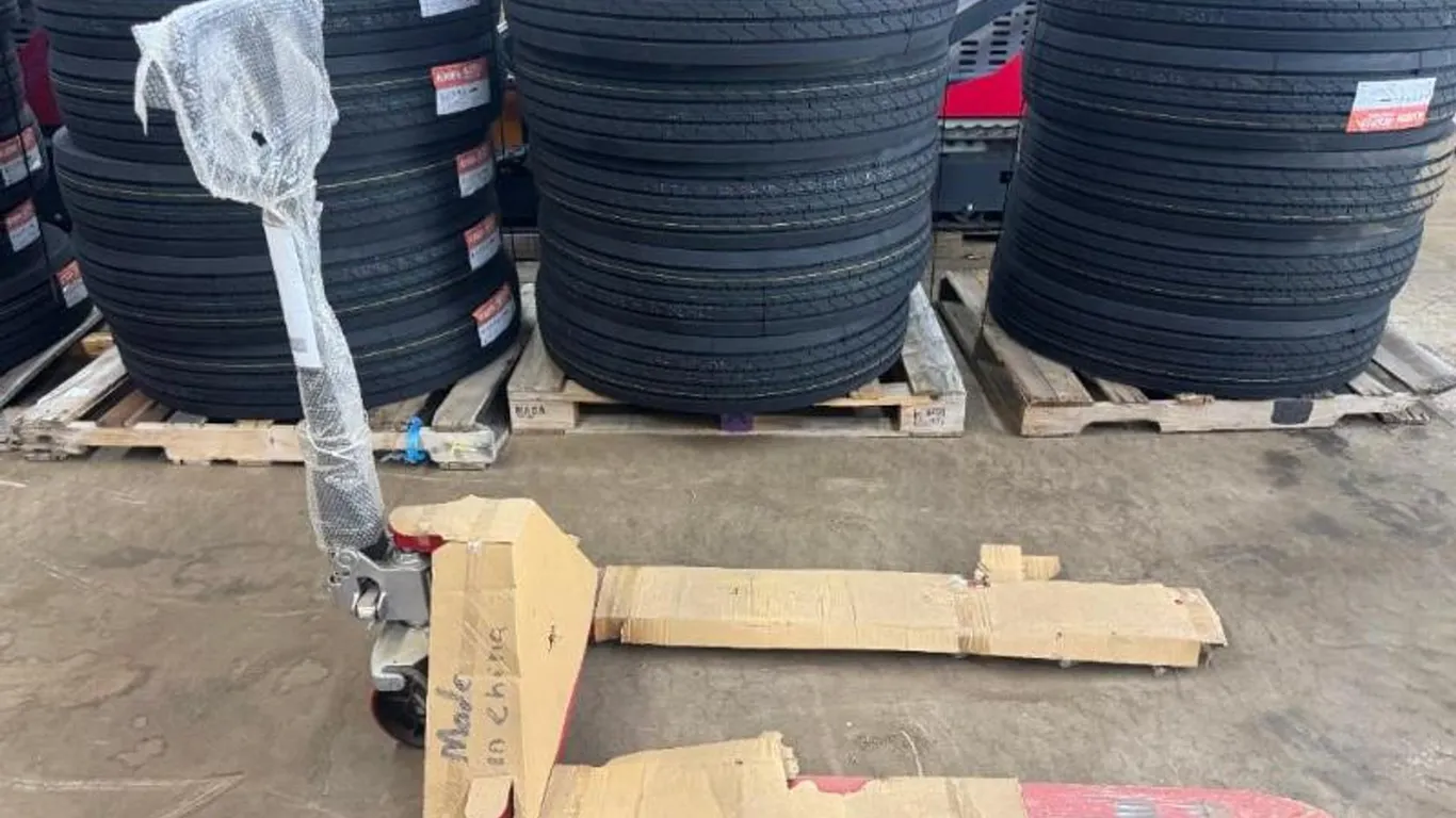 UNUSED 5500LBS HAND PALLET JACK