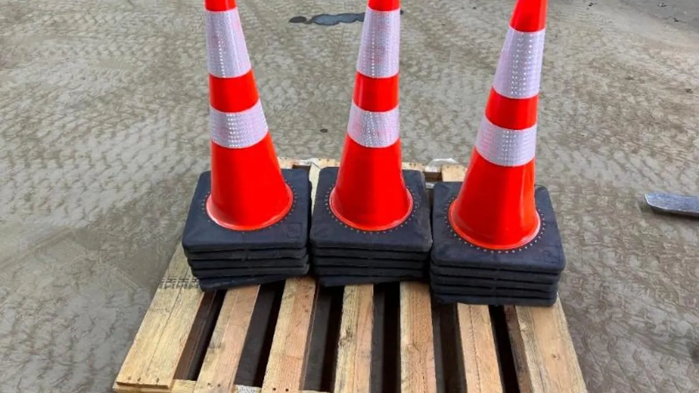 UNUSED (15) TRAFFIC CONES
