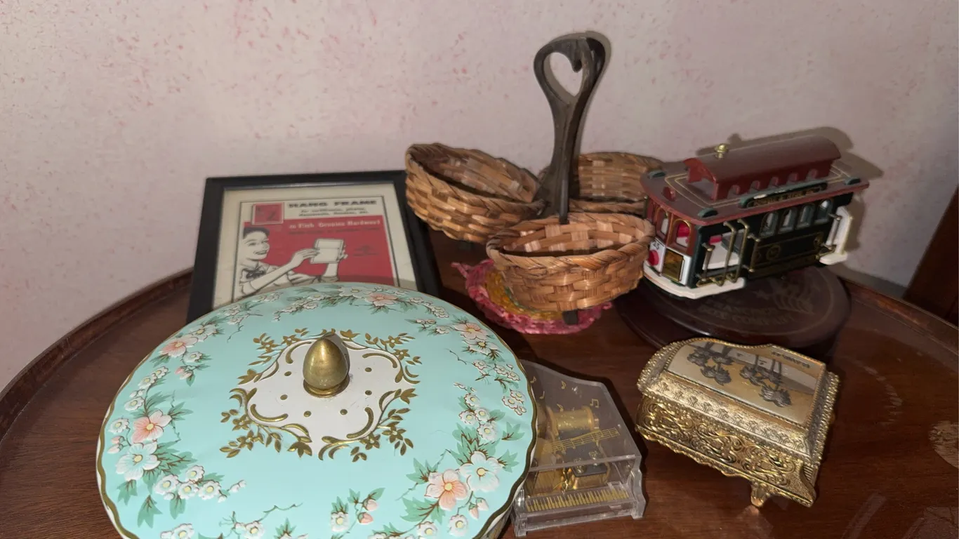 Vintage Decorative Collectibles & Music Boxes