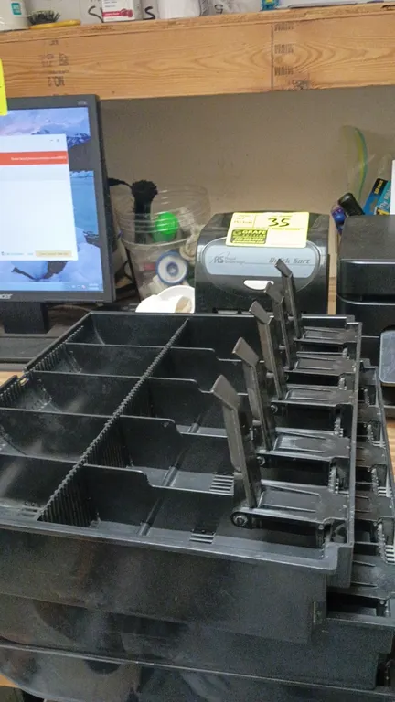 Royal Sovereign Quick Sort coin sorter with (3) plastic cash drawer money trays. Trays feature bill compartments with spring-loaded clips and divided