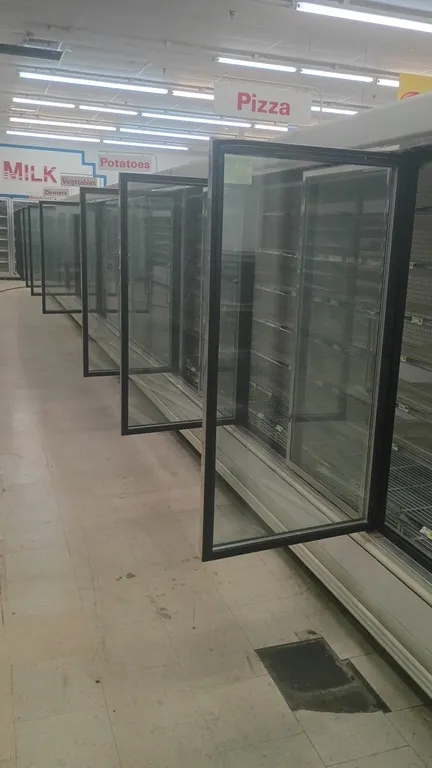 Kysor Warren LV5H3-5U frozen food glass doors. Features adjustable wire shelving, price tag molding, and LED interior lighting. Electric defrost. Elec