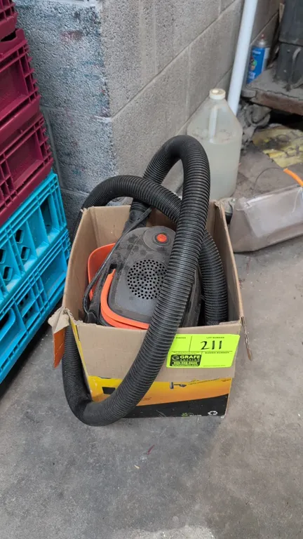 Armor All Vac-Mate AA155 1.5-gallon wet/dry vacuum. Features 2 peak HP motor, top carry handle, flexible hose, nozzle attachments, and foam filter. El