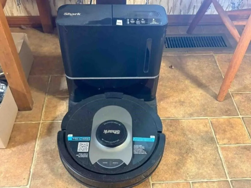 SHARK VACUUM - TURNS - ON