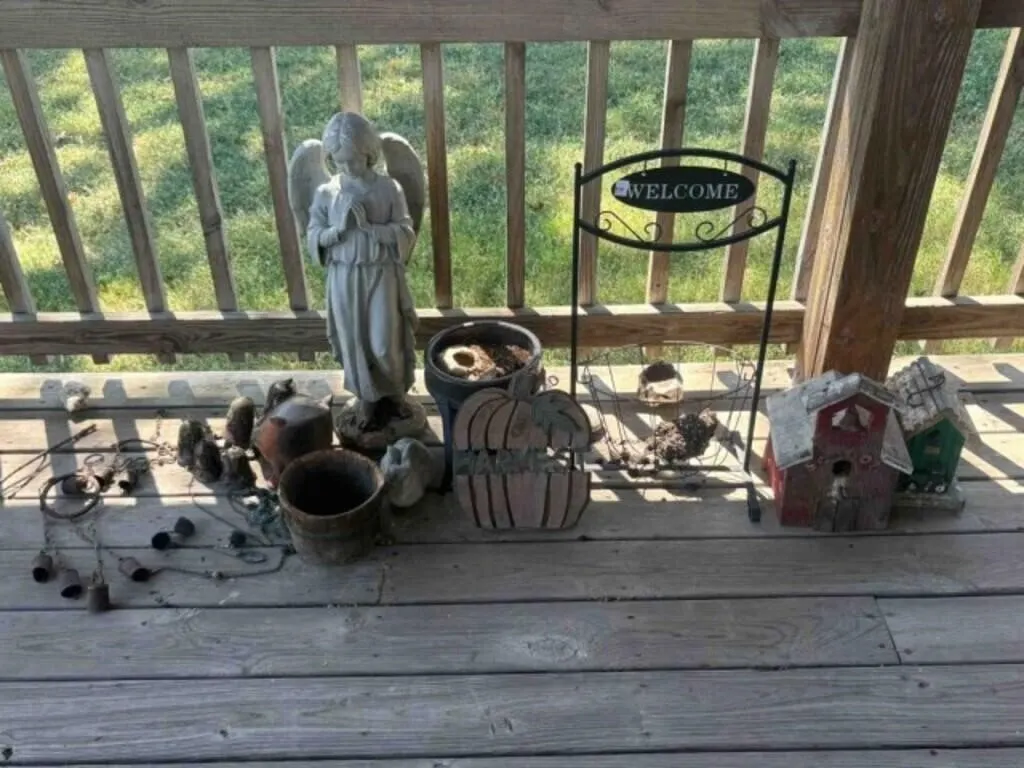 ASSORTED OUTDOOR D�COR