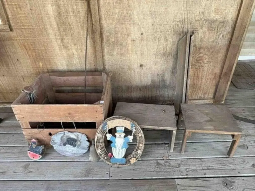 OUTDOOR D�COR, STOOLS, VINTAGE WOOD BOX