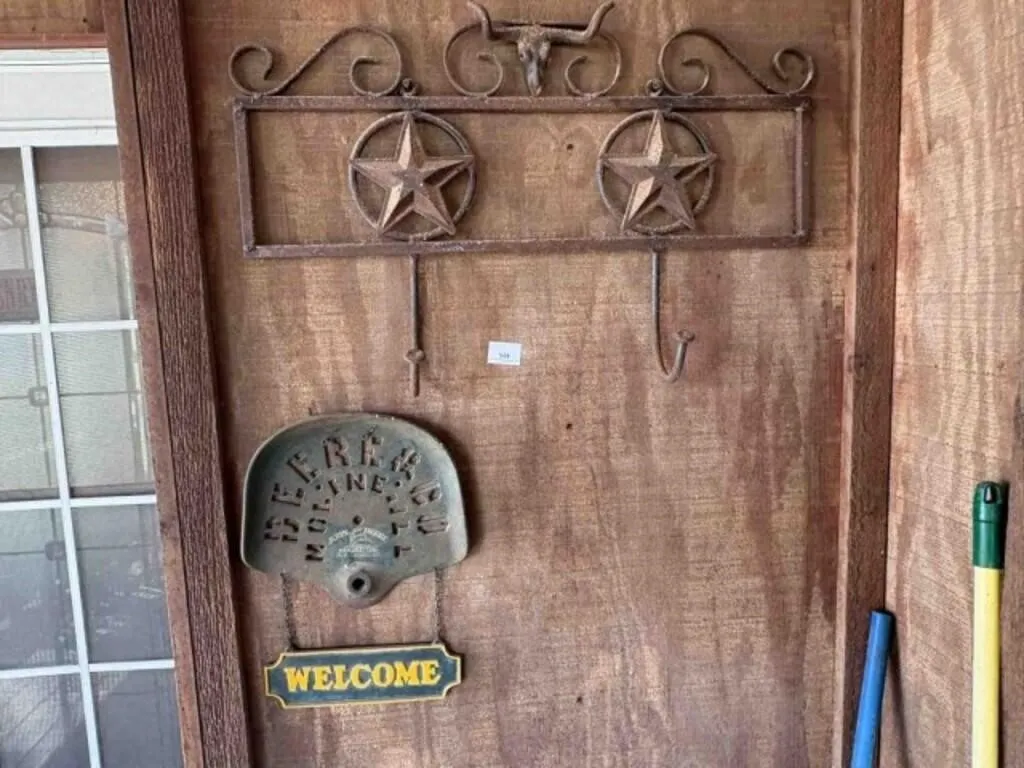 WESTERN HANGING RACK, JOHN DEERE WELCOME SIGN