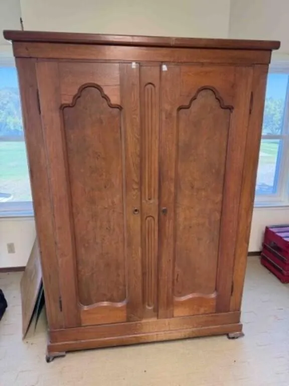 LARGE WOODEN CABINET APPEARS VINTAGE