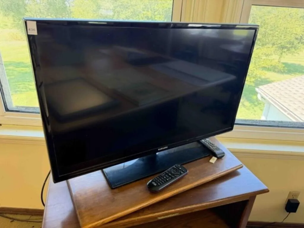 SAMSUNG FLATSCREEN TV 32"