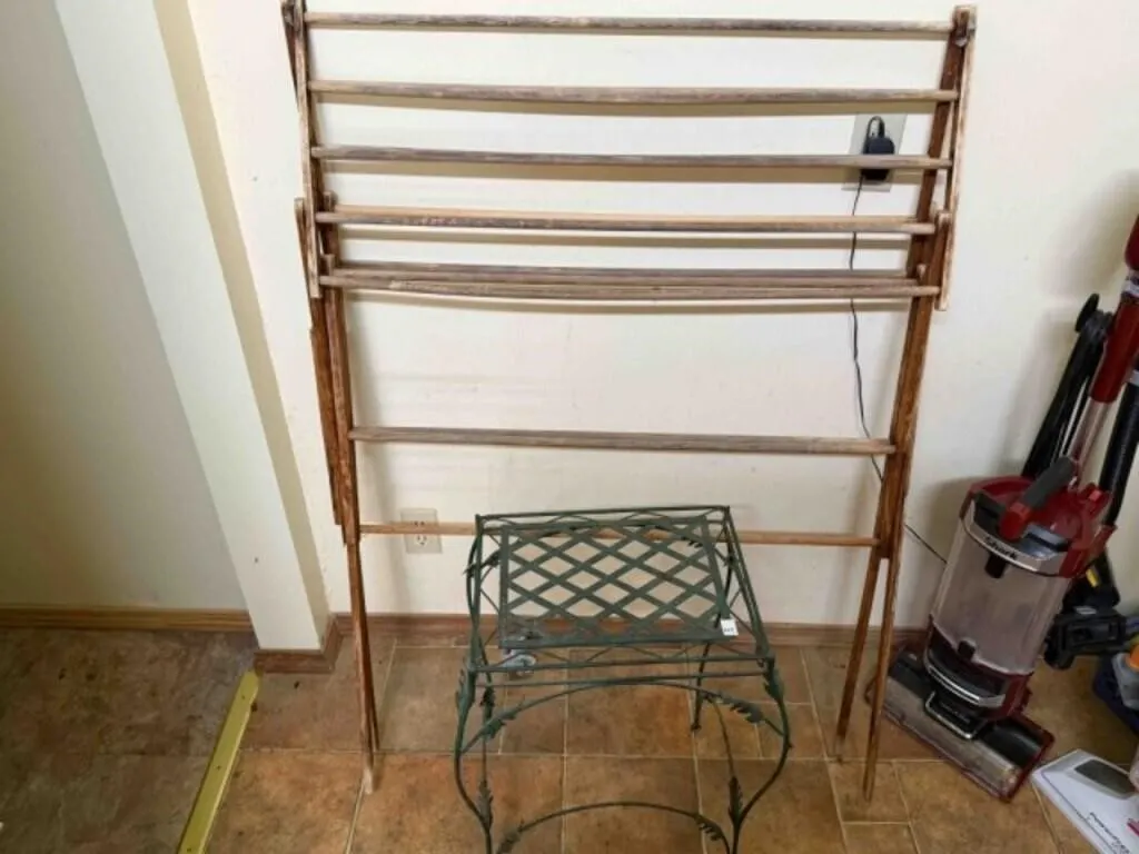 CLOTHES RACK - METAL TABLE