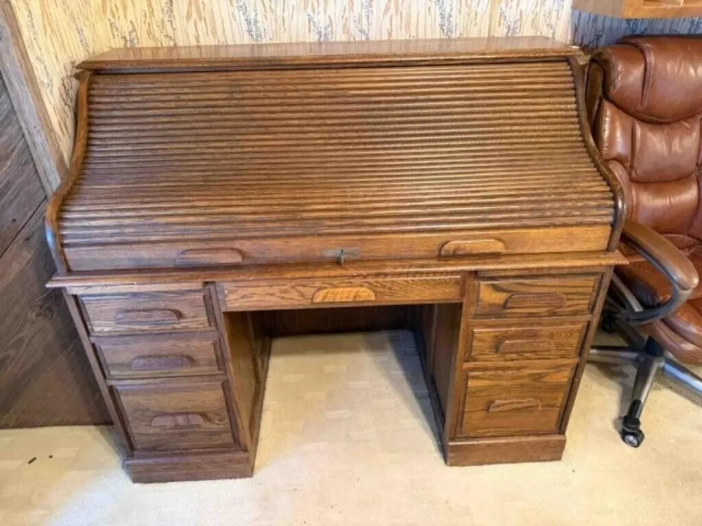 nice wood roll top desck with key;