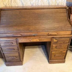 nice wood roll top desck with key;