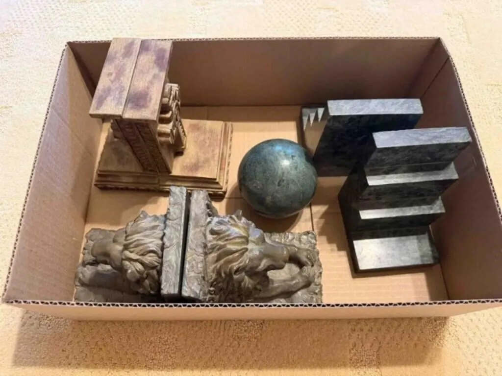 Box of marble & cast iron book ends