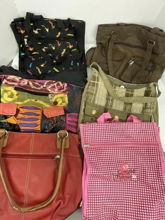 Assorted ladies� handbags.