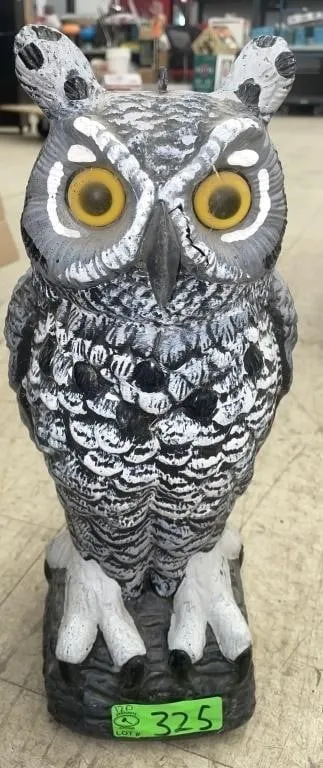 Plastic owl decoration/scarecrow. Approx. 16�
