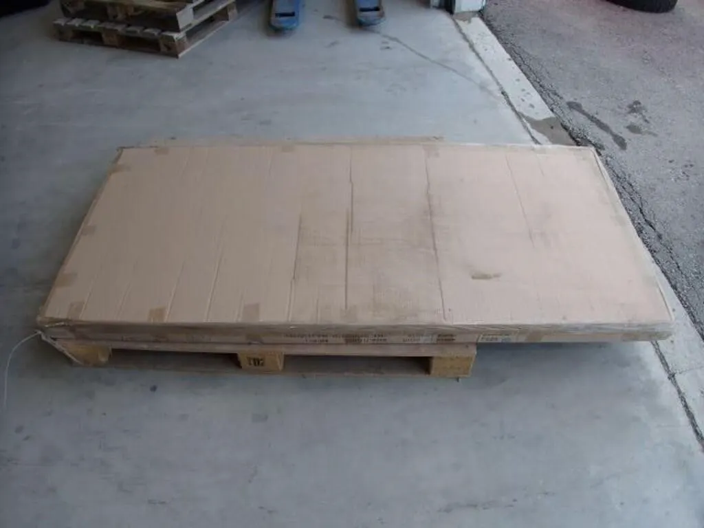 UNUSED Goldwind Furniture Office Desk