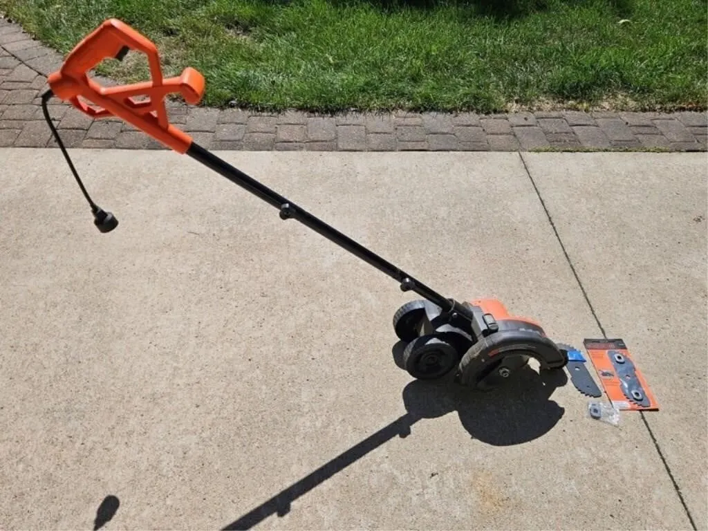 BLACK+DECKER Electric Lawn Edger w/ EB-007