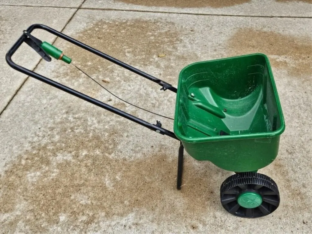 Scotts SpeedyGreen 2000 Broadcast Spreader