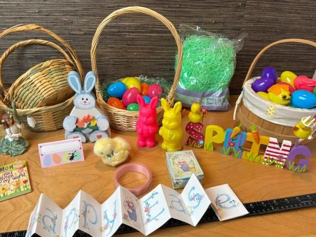 Easter Decor, Baskets & Toys Mixed Lot