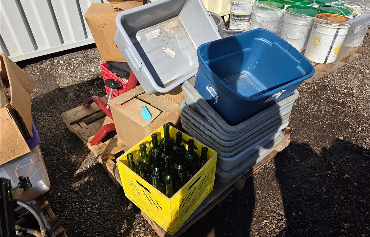 Wine Bottles, Molson Kegs, Rockwell Sander, & More
UNRESERVED