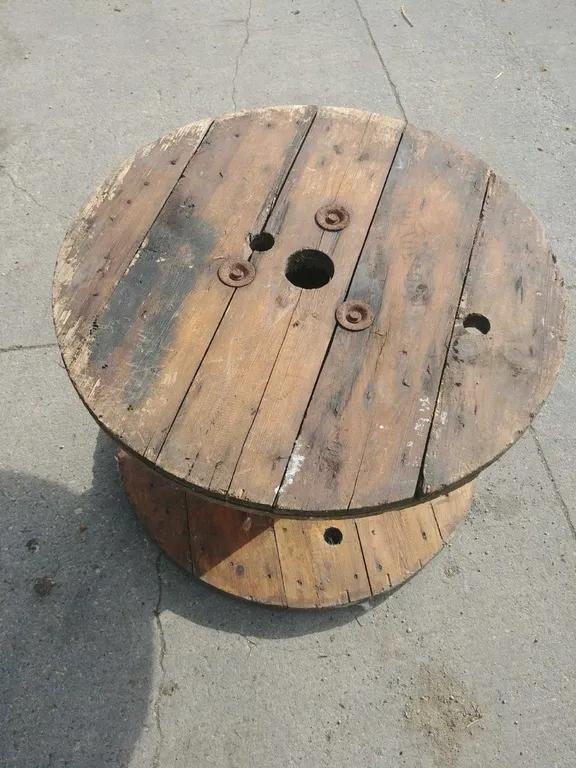 OFFSITE - Flower pot stand, round. Stained
