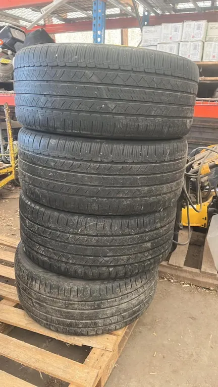 OFFSITE - Set of 4 Michelin Latitude tour HP, size 275/45-R19 , about 35% tread wear left. No patches.