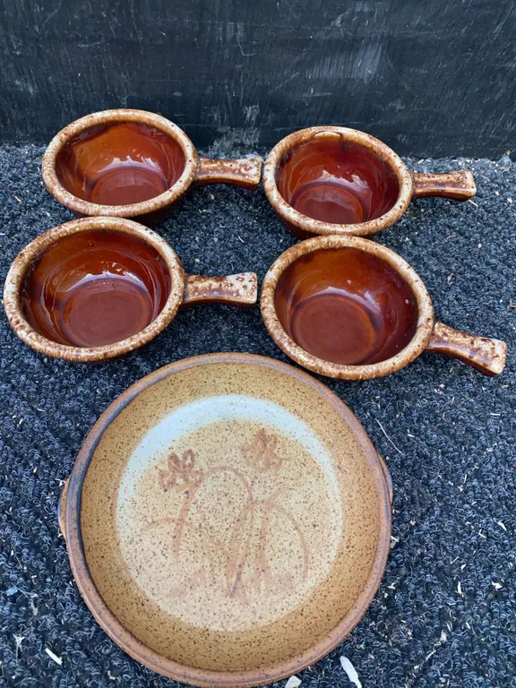 Hull USA Oven Proof Brown Ceramic Soup Crocks and Plate Set
