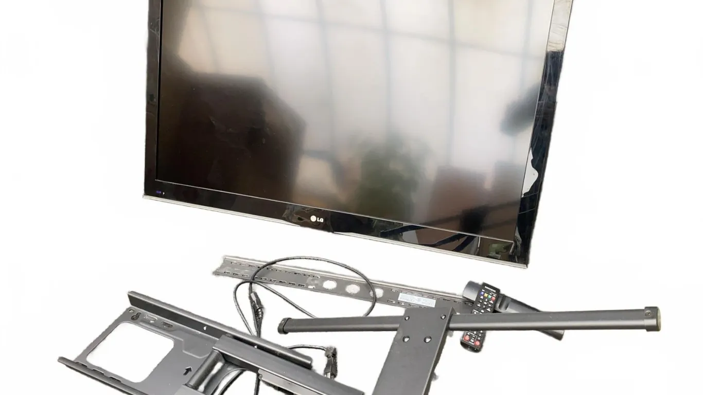 LG 47LD950-UA 47-Inch LCD TV With Wall Mount and Remote